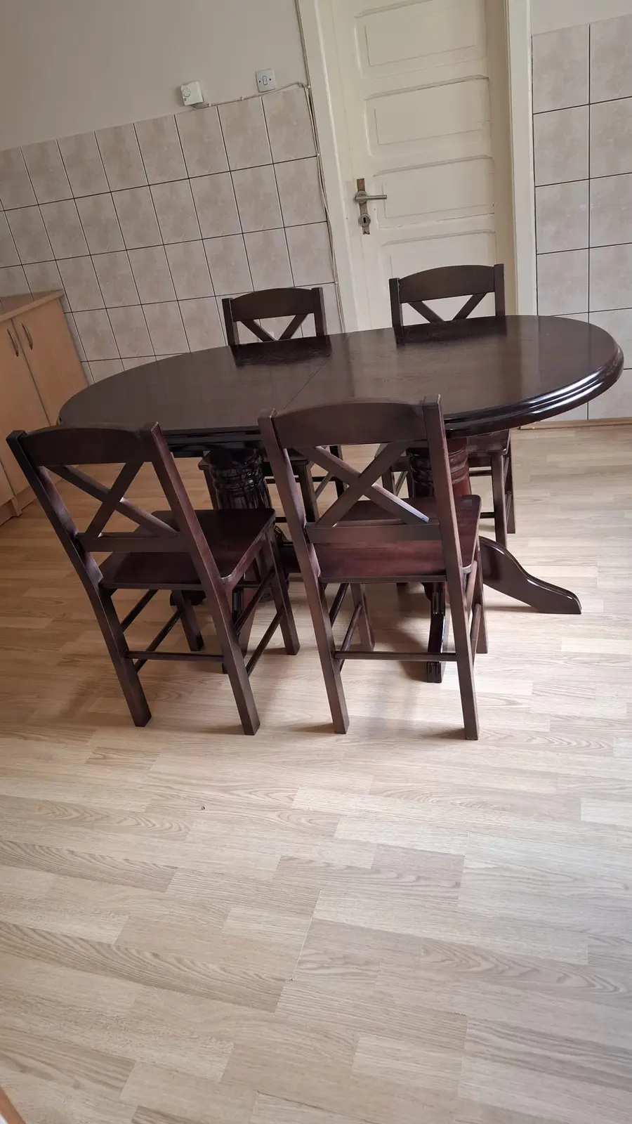 Trpezarijski set od tamnog drveta sa šest stolica
