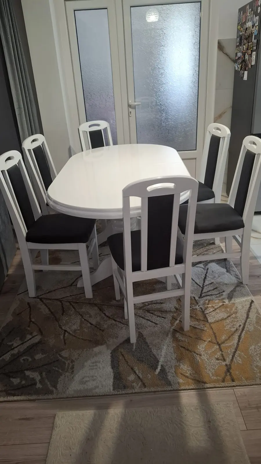 Beli trpezarijski sto sa šest stolica