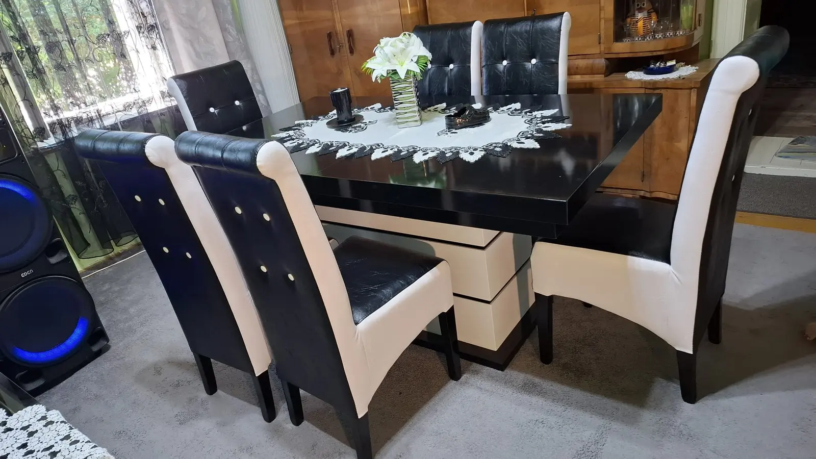Crno-beli trpezarijski set visokog sjaja