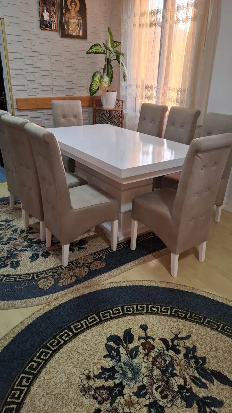 Svetli trpezarijski sto sa tapaciranim stolicama
