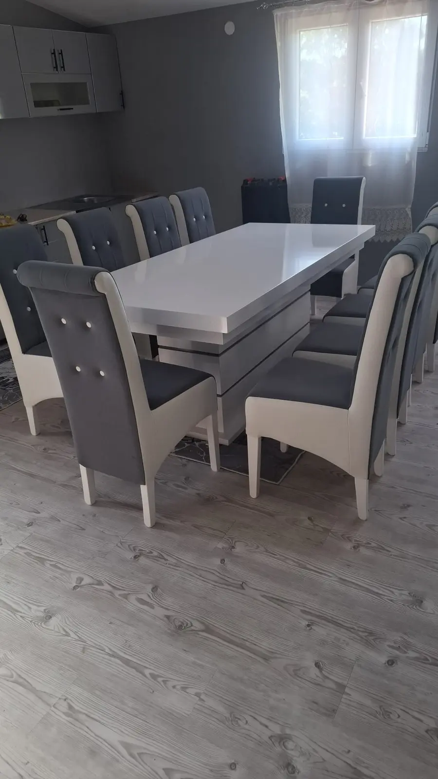 Beli trpezarijski sto sa sivim stolicama