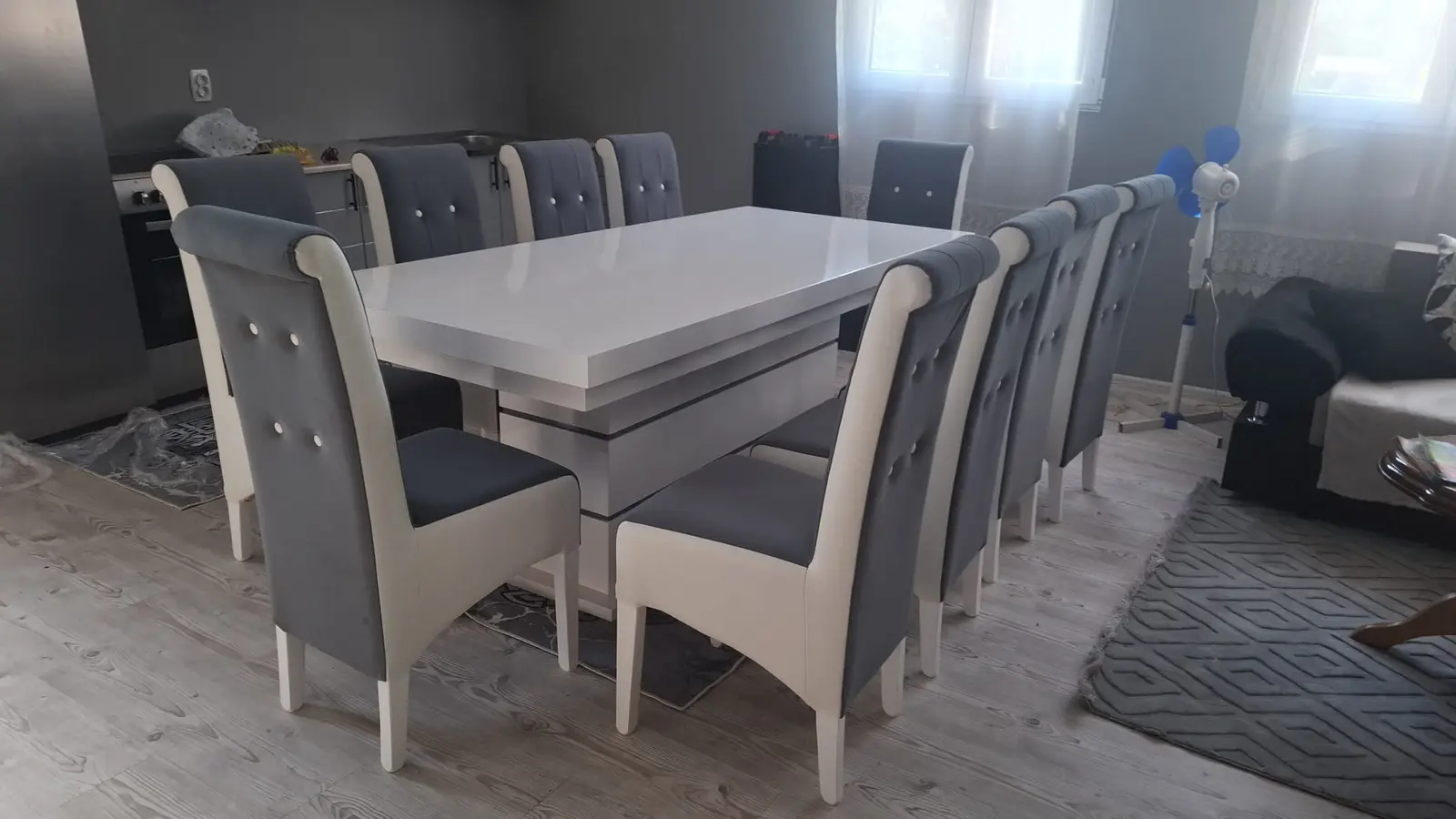 Beli sto sa sivim visokim stolicama