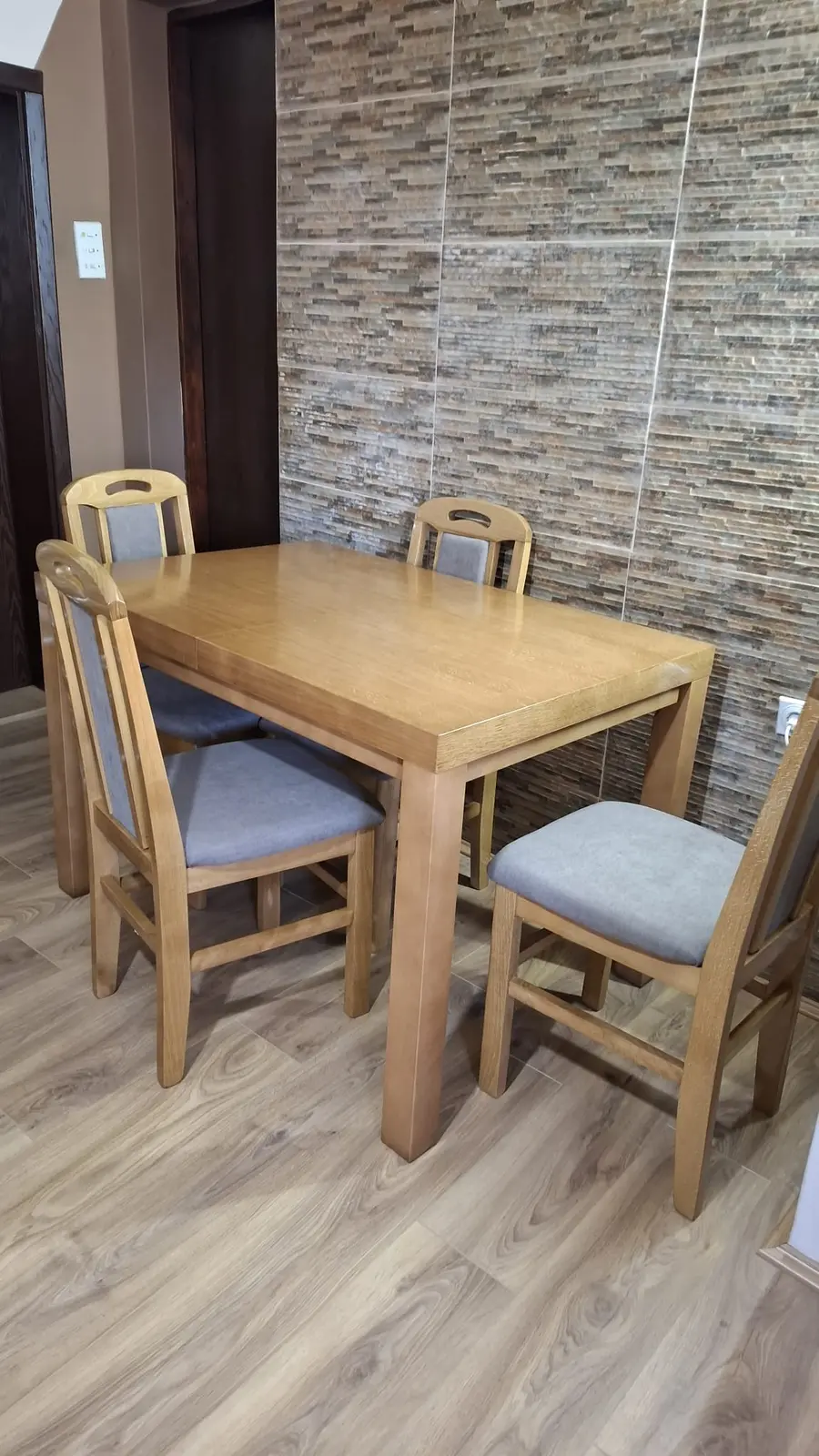 Trpezarijski set od svetlog drveta
