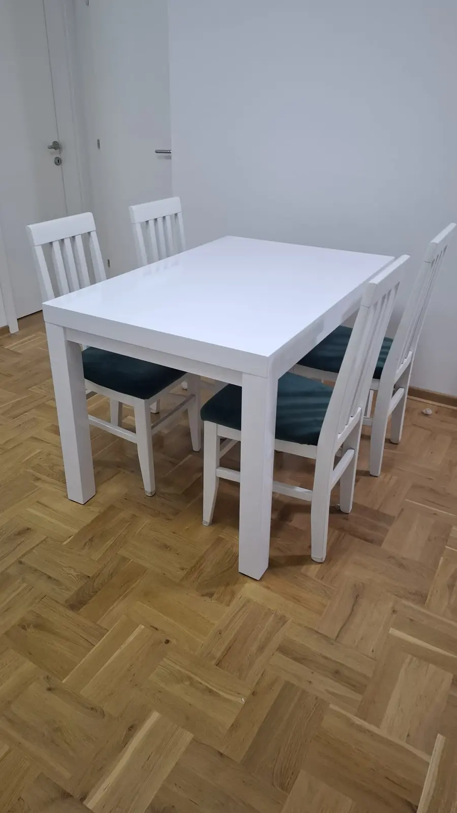 Beli trpezarijski sto sa četiri stolice