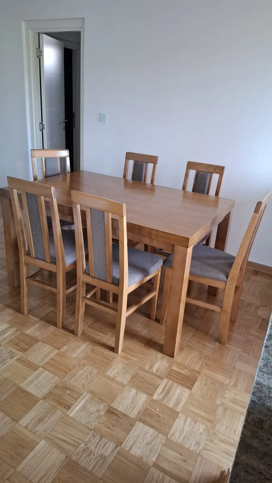 Beli sto visokog sjaja sa sivim stolicama