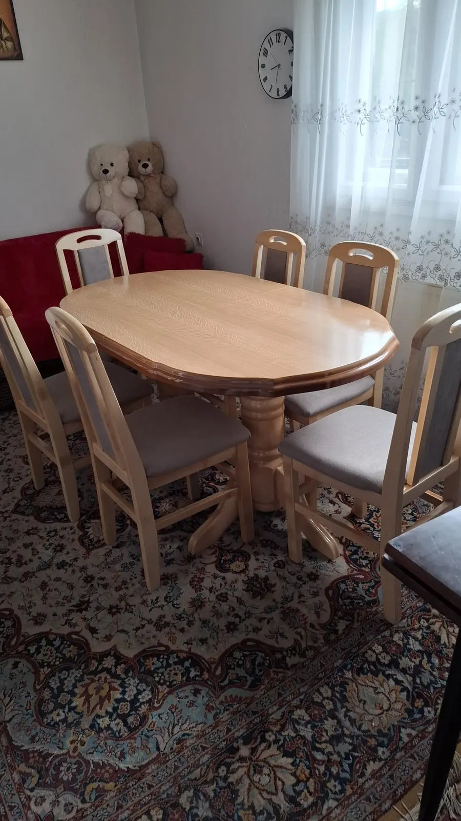 Ovalni sto od svetlog drveta sa šest stolica