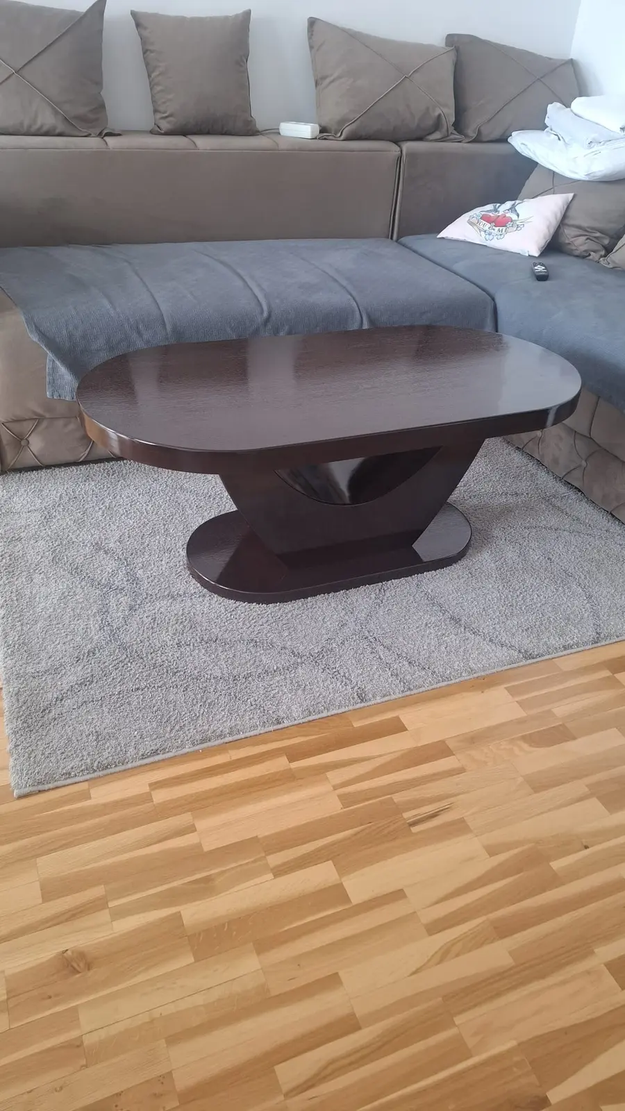 Klub sto od tamnog drveta modernog oblika