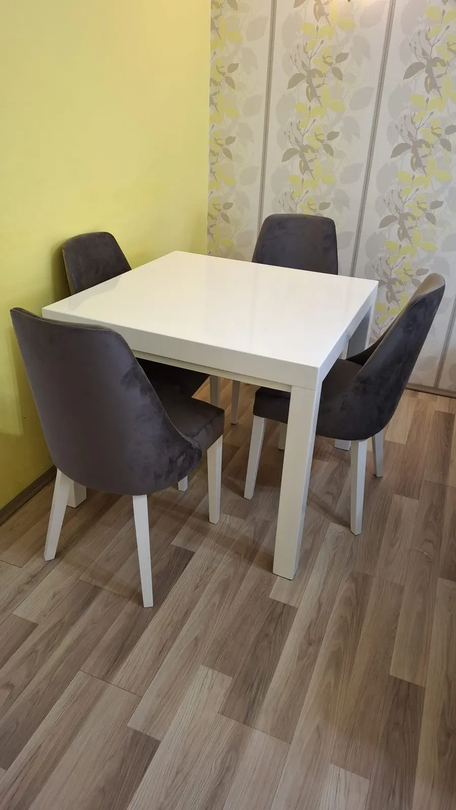 Beli trpezarijski sto sa četiri sive stolice