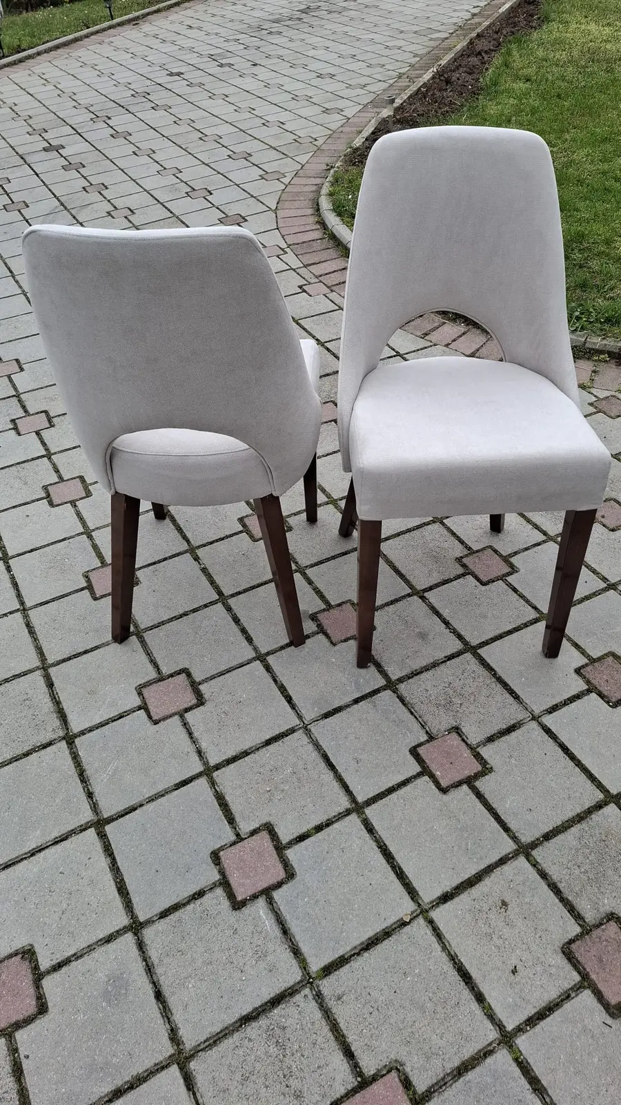 Par svetlih tapaciranih trpezarijskih stolica