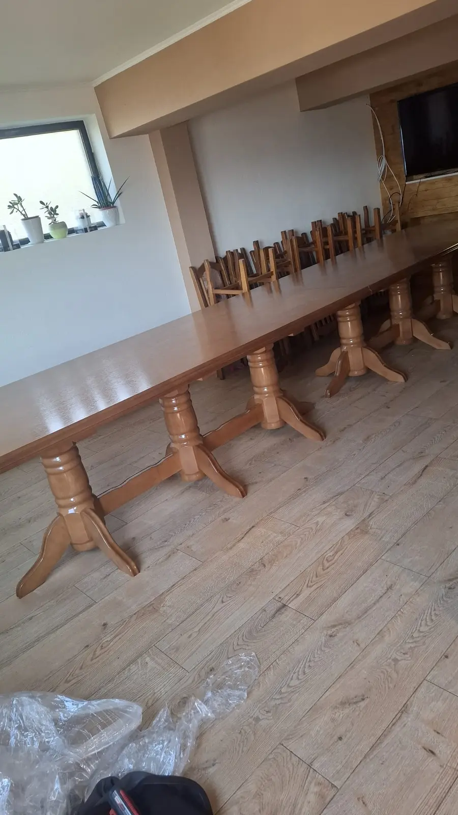 Dugački sto od drveta sa većim brojem stolica