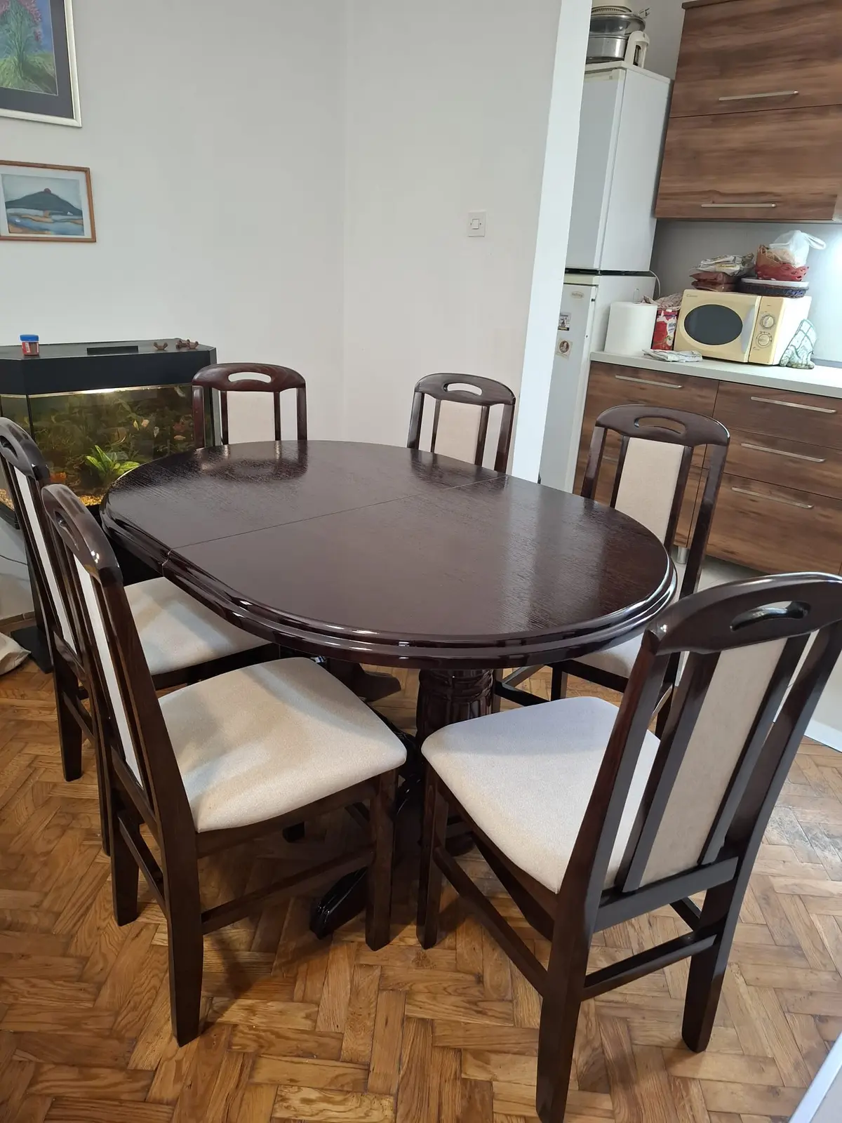 Okrugli sto od tamnog drveta sa šest stolica